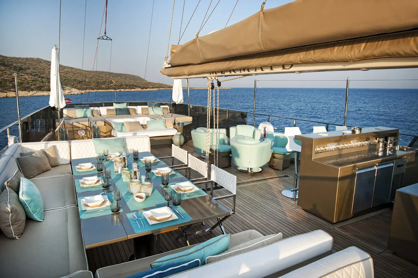 Exterior profile of M/Y Mermaid under way