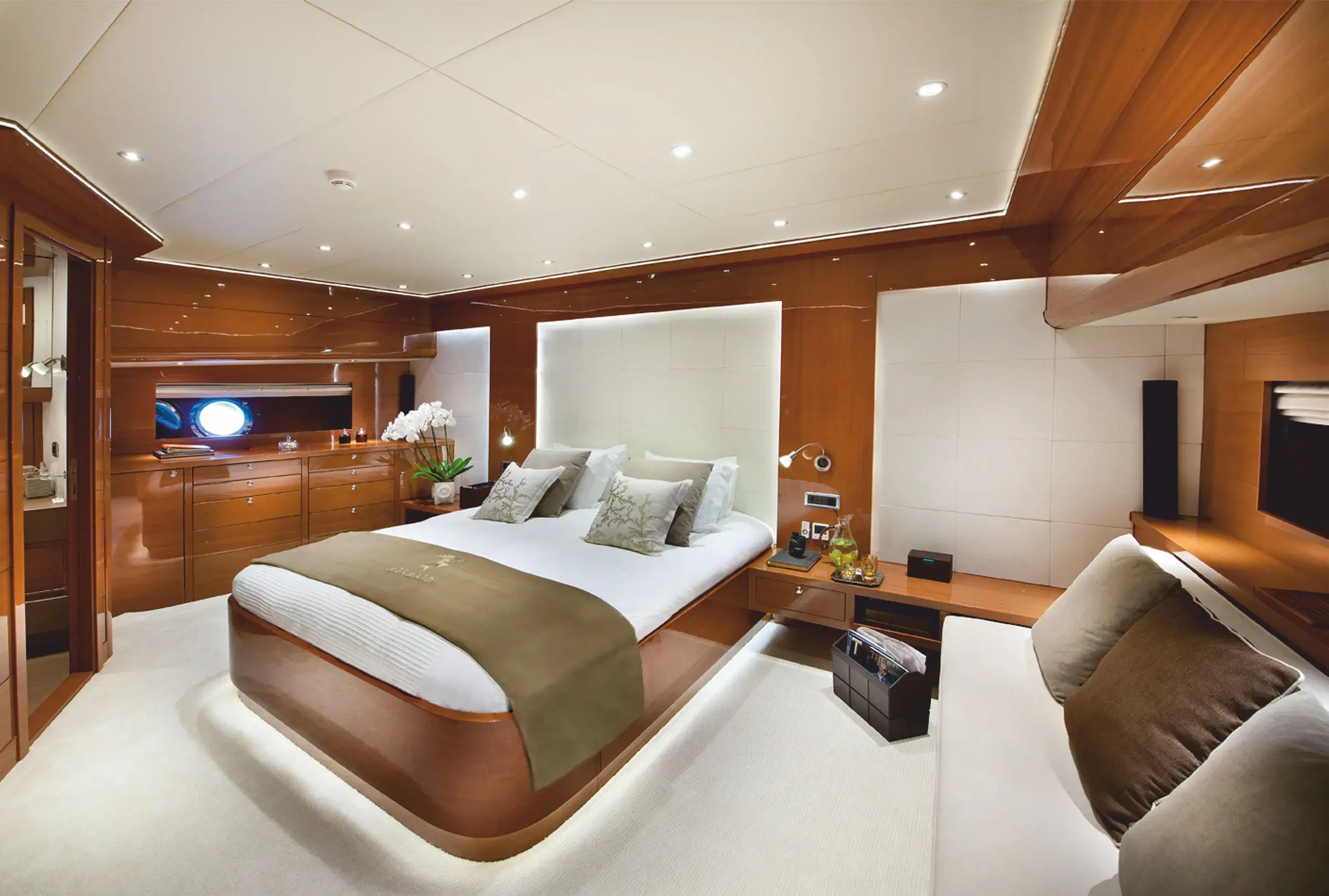 Cabin bedroom aboard M/Y Mermaid