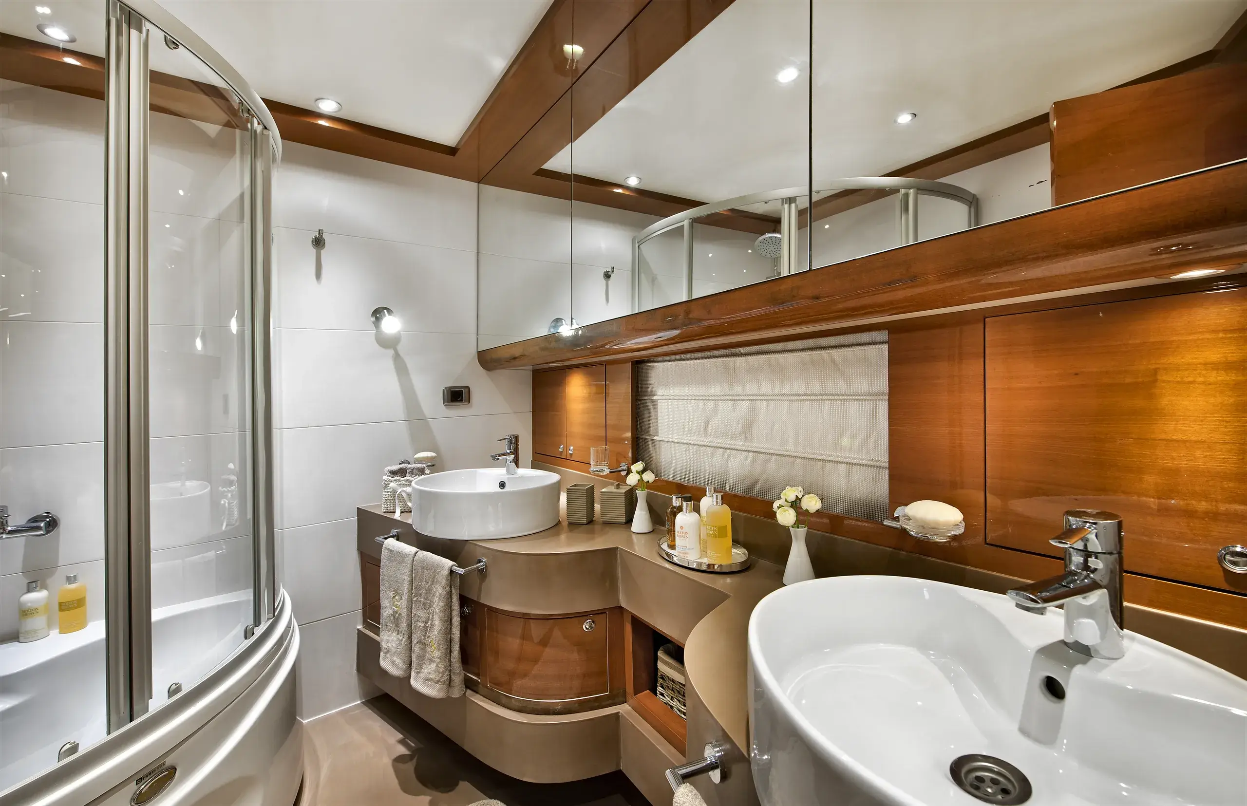Ensuite bathroom aboard M/Y Mermaid